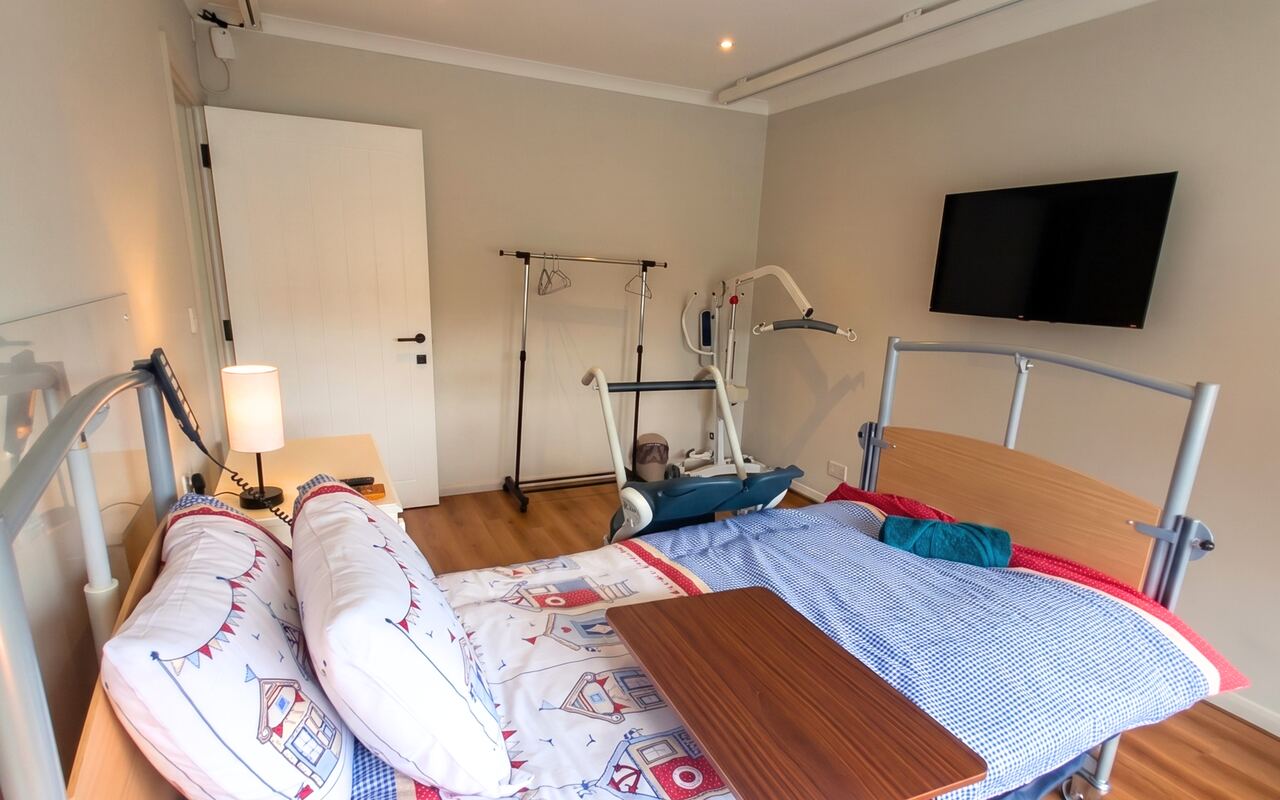Accessible bedroom with ceiling track and mobile hoist